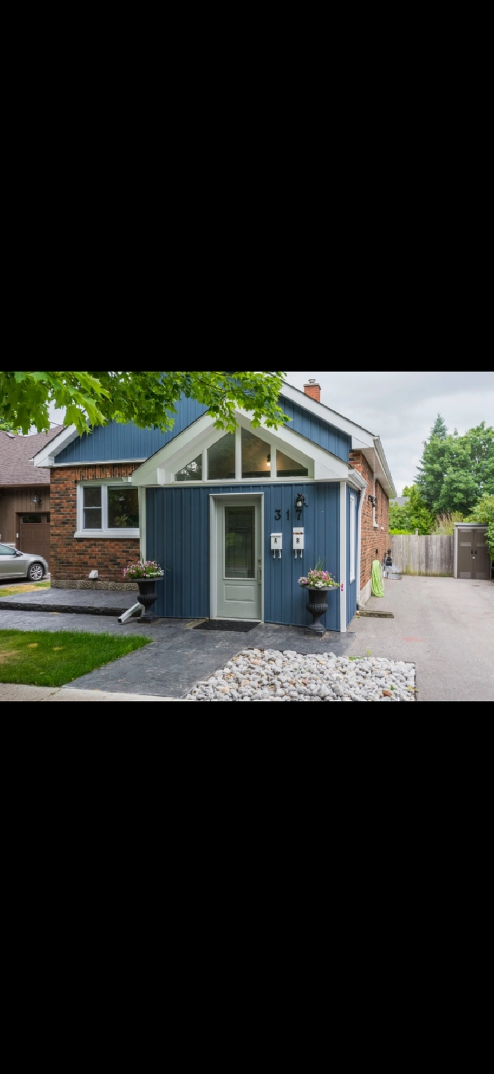 Bright & Spacious 1-Bedroom   Den in Desirable Cobourg Location