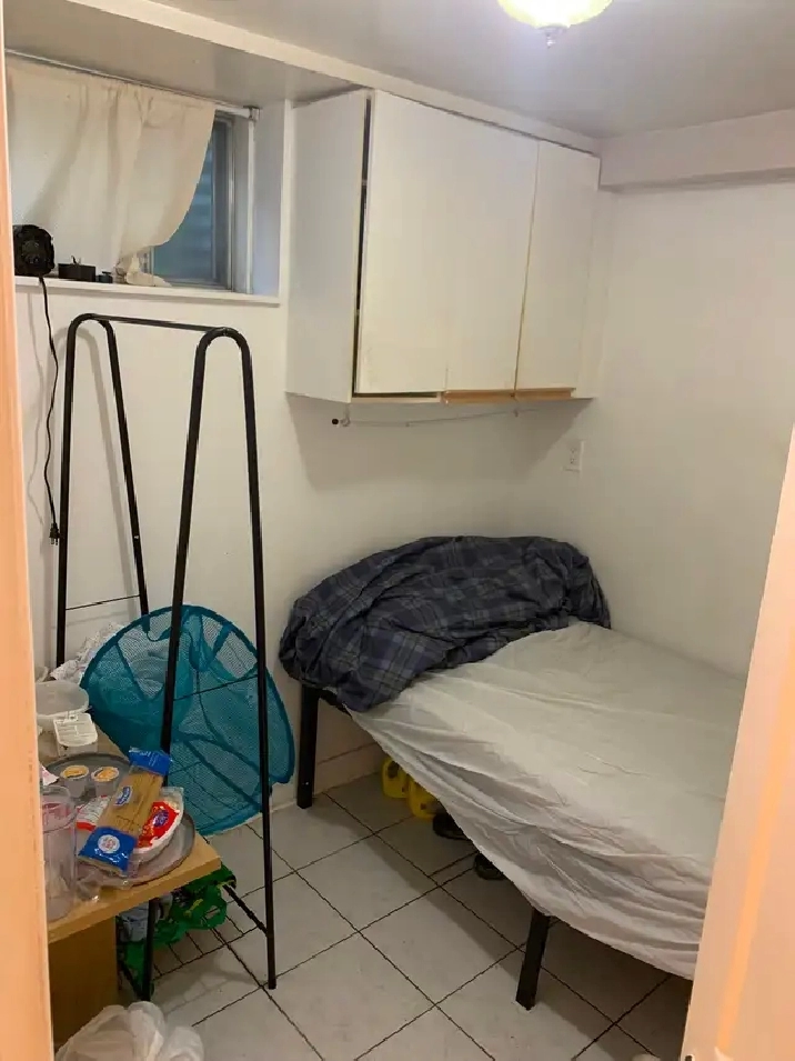 Room for rent (donmills, finch Seneca college)