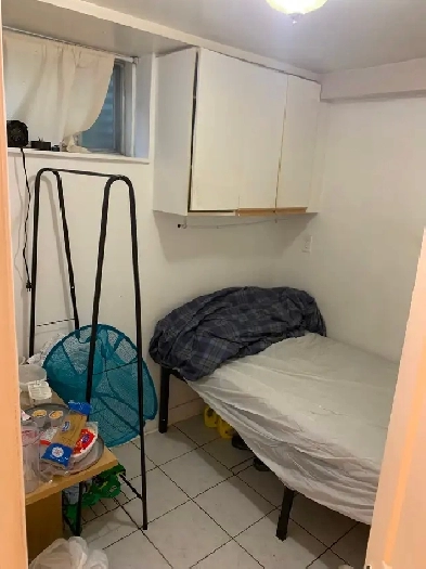 Room for rent (donmills, finch Seneca college)