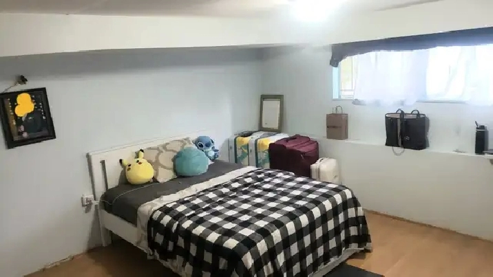 Single room available in 3 bedroom suite (Vancouver)