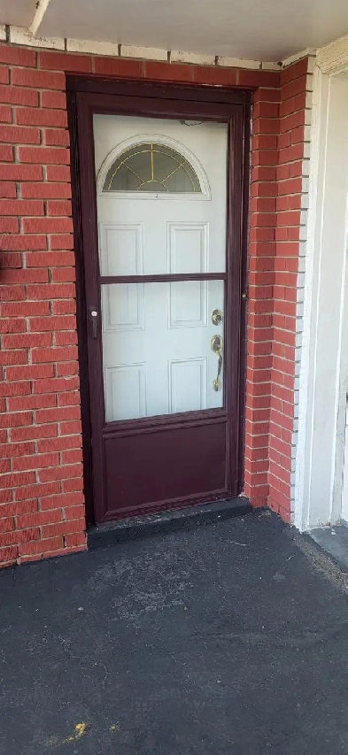 Beautiful Roomy Two Bedroom Walkout Basement Apartment
