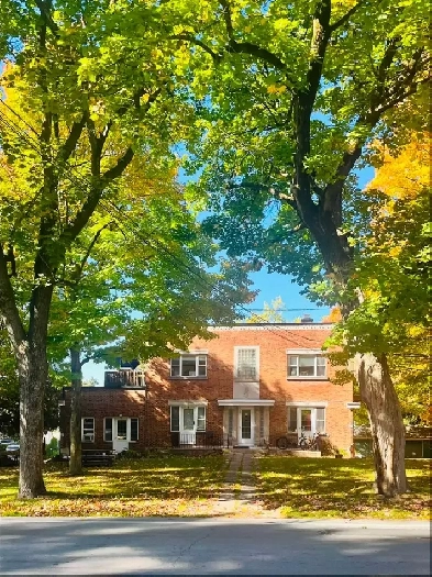 3 1/2 CHAMPÊTRE AU COEUR DE BEDFORD! ! !