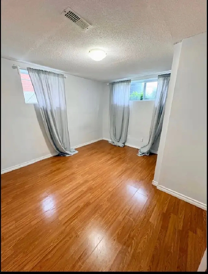 UTILITIES INCLUDED,PRIV.BDRM LARGE,BRIGHT,RENO'D SPACE