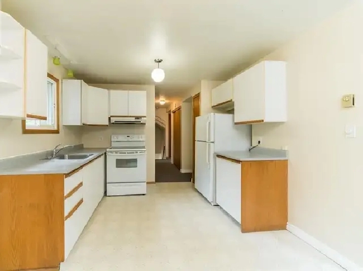 2 -bedroom apt 12 min walk from Western Uni