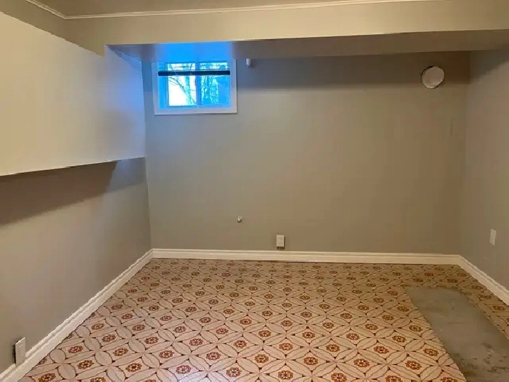 BrightLarge 2bedroom Den - lower level house@ Jane & St.Clair