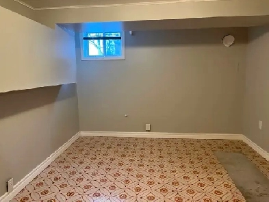 BrightLarge 2bedroom Den - lower level house@ Jane & St.Clair