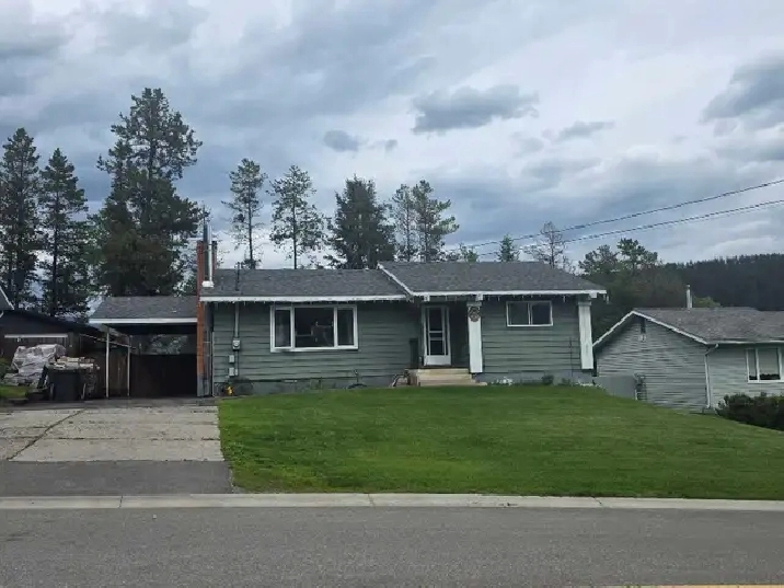 5 bedroom/2.5 bath home in beautiful elkford bc