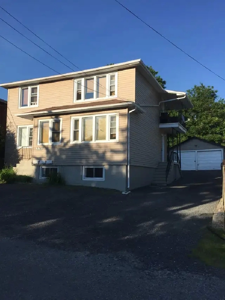 2 bedroom apartment close to Bell Park