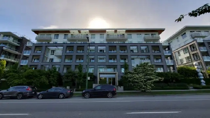 Spacious modern 1 bedroom /Den Suite across from Langara station