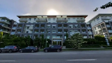 Spacious modern 1 bedroom /Den Suite across from Langara station
