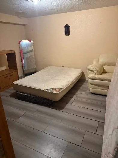 1 room is available for rent
