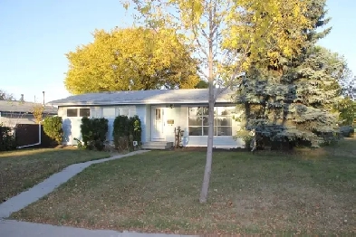 Main Floor 3-Bedroom Suite for Rent – Prime Location