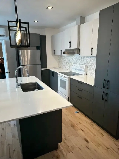 NÉGOCIABLE  6374 ST-LAURENT MILE END  4 CHAMBRES FERMÉES 2495.00