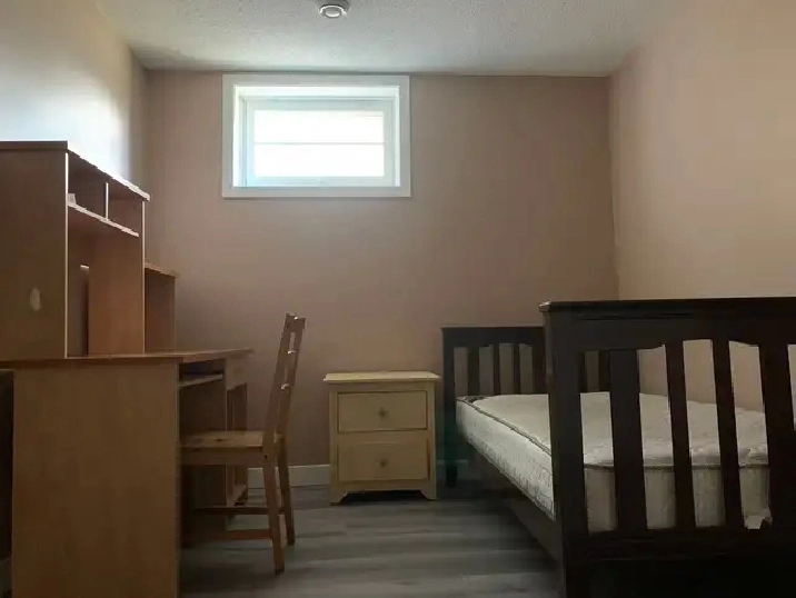 Spacious basement Room in Banff Trail close to UC/SAIT