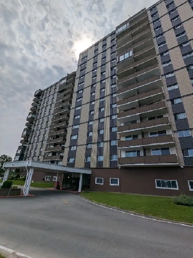 904 Brentwood Tower - 1BR Luxury Condo with Scenic View