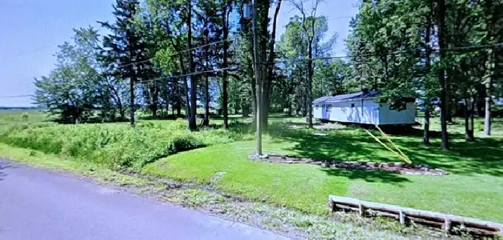 Terrain privé (9 257 pi²) et pied-à-terre estival à Saint-Anicet