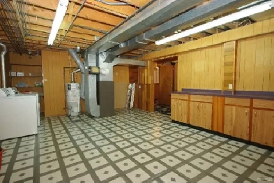 HUGE room 600$/month included everything LAKEVIEW CENTER MALL