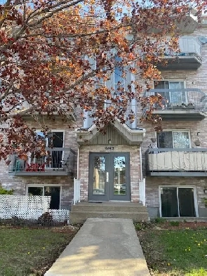A LOUER 4½ A LAVAL AVEC STATIONEMENT ET BALCON