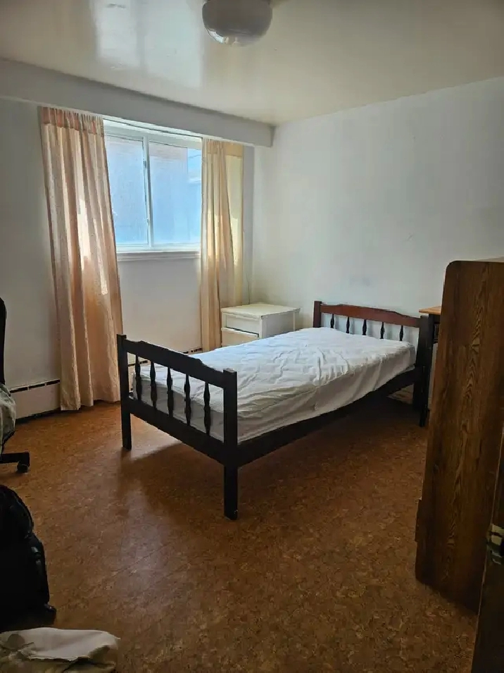 Furnished room in 3bdrm apt in triplex - CEDARVALE