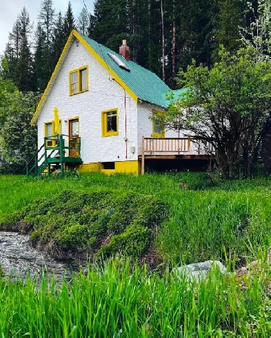 Lovely Turn-Key Mountain Home in Kimberley, BC | Ski Hill View
