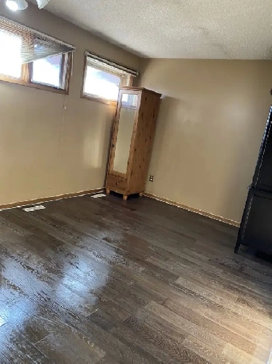 5 min Walk to Whitehorn Ctrain & Fridge /Sunridge Mall & Airport