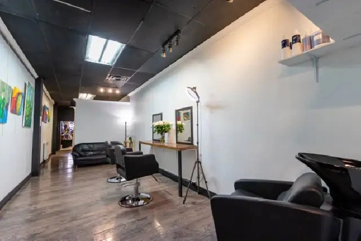 Local commercial à louer en arrière d’un salon de coiffure