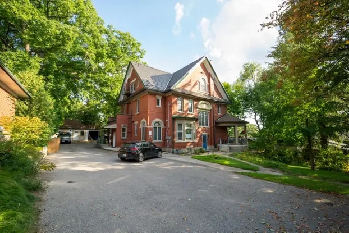 2 Bedroom Plus Den - Downtown Guelph - 2 Parking Spots