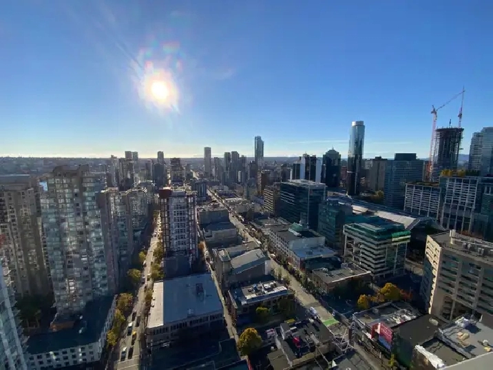 Air-Conditioned Gorgeous View 1 Bedroom   Den Downtown Apartment