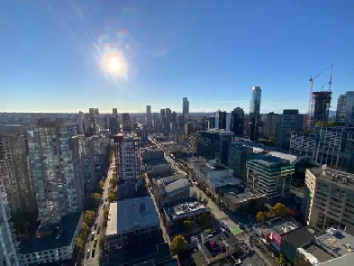 Air-Conditioned Gorgeous View 1 Bedroom   Den Downtown Apartment