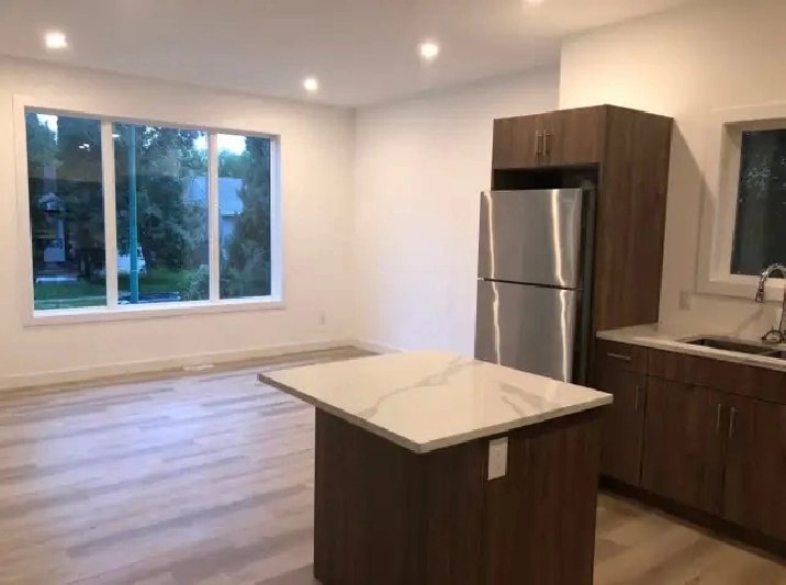 3 Bed 2 Bath Upper Duplex Suite In Seven Oaks