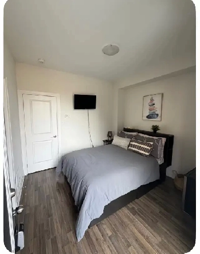 Private Basement Room with Private Bathroom – Separate Entrance