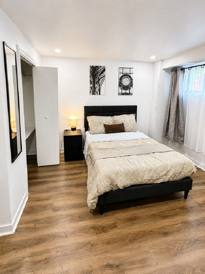 Spacious Room For Rent /Grande chambre abordable à louer