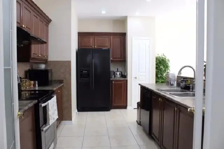 PRIVATE ROOM BRAMPTON FURNISHED M/F BUS STOP