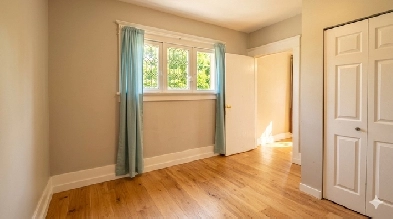 (Downtown) Private ROOM, Furnished @ Quiet 2-Bedrooms Apartment!