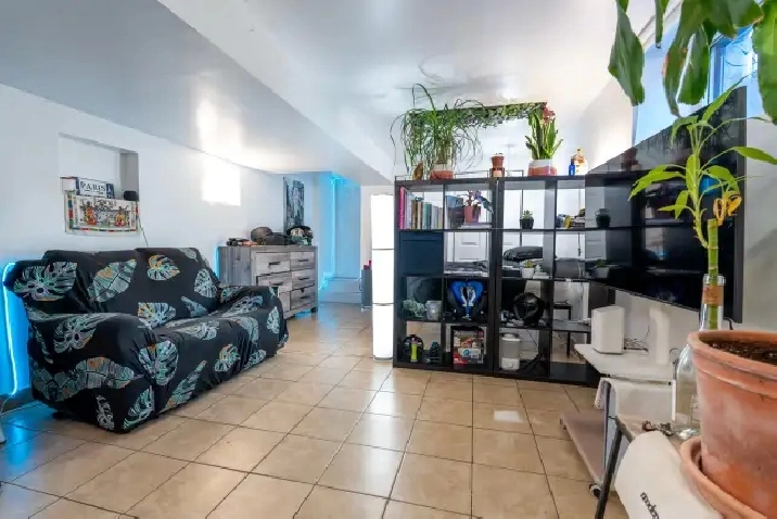 $1,150 Studio Bachelor Apartment, Bloor / Christie / Ossington