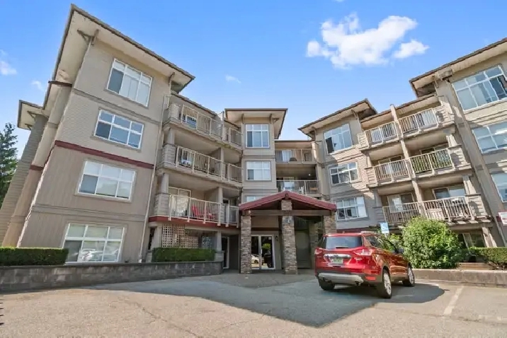 Bright & Modern 2 Bedroom Condo Close to Downtown