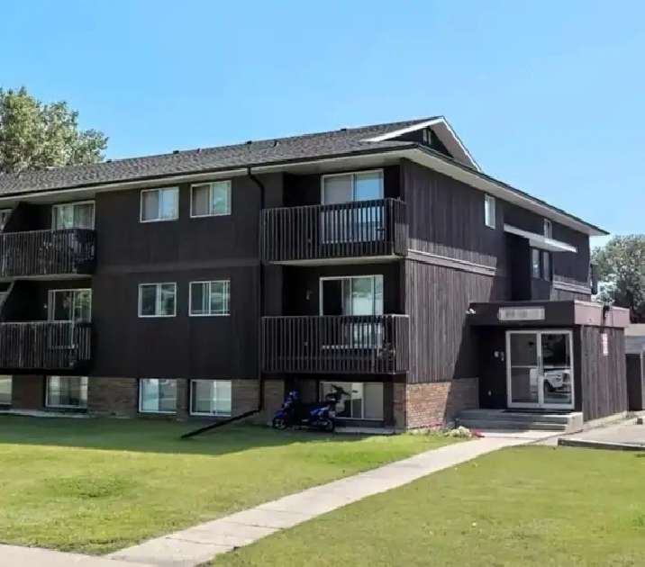 Cozy, Pet-Friendly 2nd Floor Living on Michener Hill!