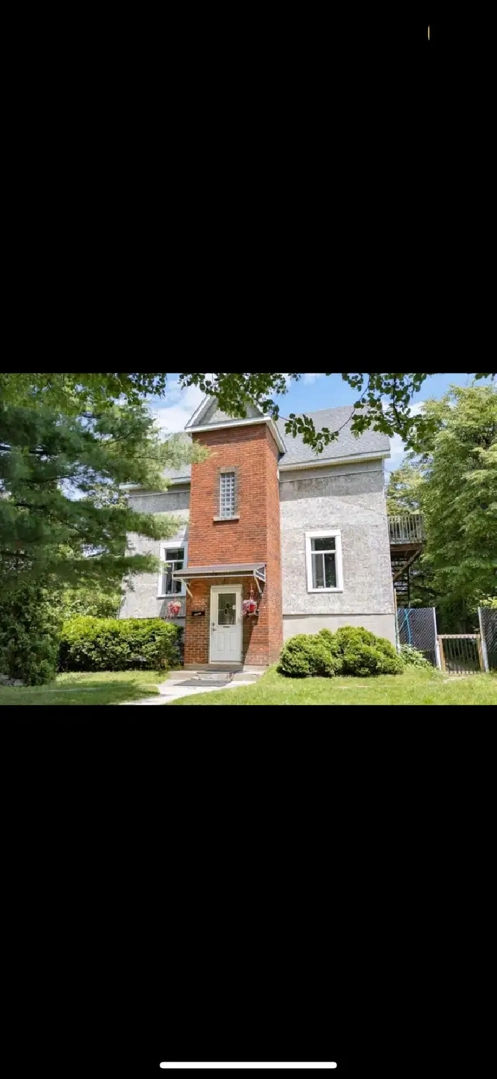 5 1/2 à louer - Haut de duplex à Cartierville