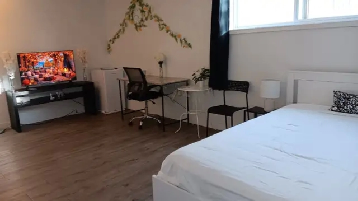 $860/ MONTH: EXTRA LARGE PRIVATE ROOM FOR RENT