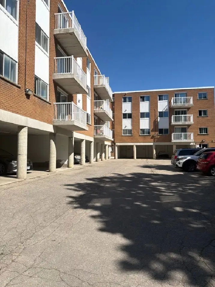 UPDATED ONE BEDROOM APARTMENT ON REGINA ST. N