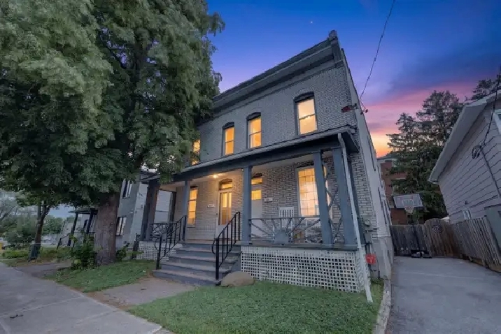 293 Olmstead Street: 3 Bedroom House (Vanier, Ottawa)
