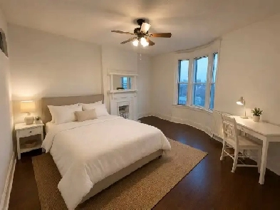 Spacious Private Room Near Downtown – Dundas & Dufferin