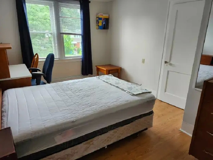 Furnished,clean rooms in student house, Rankin Ave.-5 min.to UoW