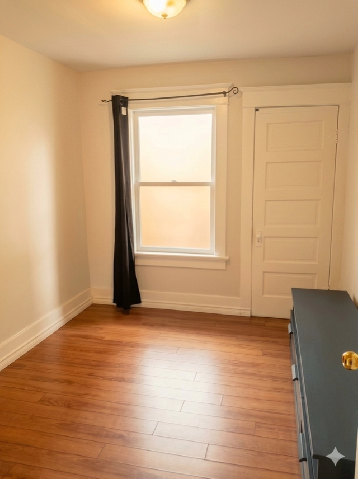 (DOWNTOWN) Private ROOM with DECK, Furnished @ Quiet 2 bedrooms!