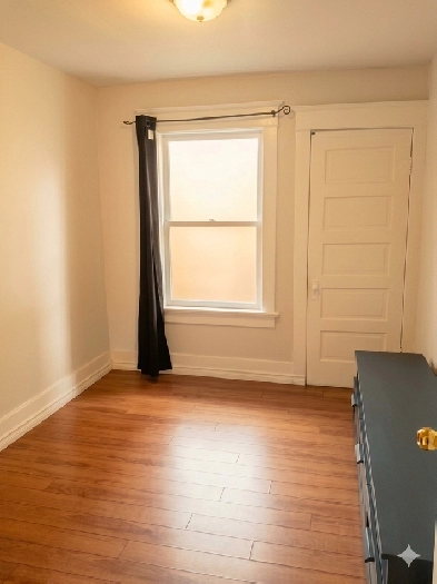 (DOWNTOWN) Private ROOM with DECK, Furnished @ Quiet 2 bedrooms!