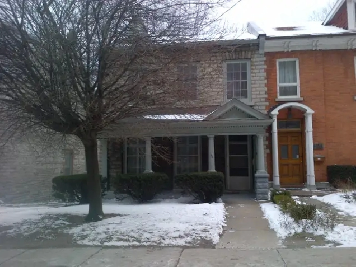 186 Johnson St. – Spacious 5 Bedroom House close to Queen’s!