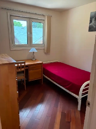 Close to UTM,furnished room on main floor for rent.