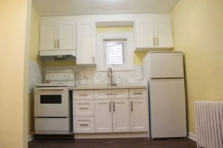 1478 Eglinton Avenue West #3: 2 Beds 1 Bath