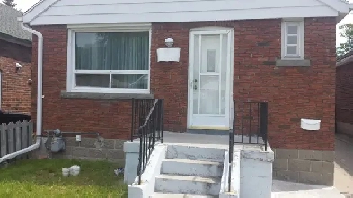 NEAR VICTORIA PARK SUBWAY MAIN FLOOR ONE ROOM FOR RENT