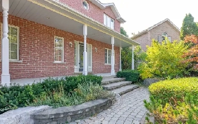 Luxury 4 BR Detached House for Rent in Prime Location Newmarket